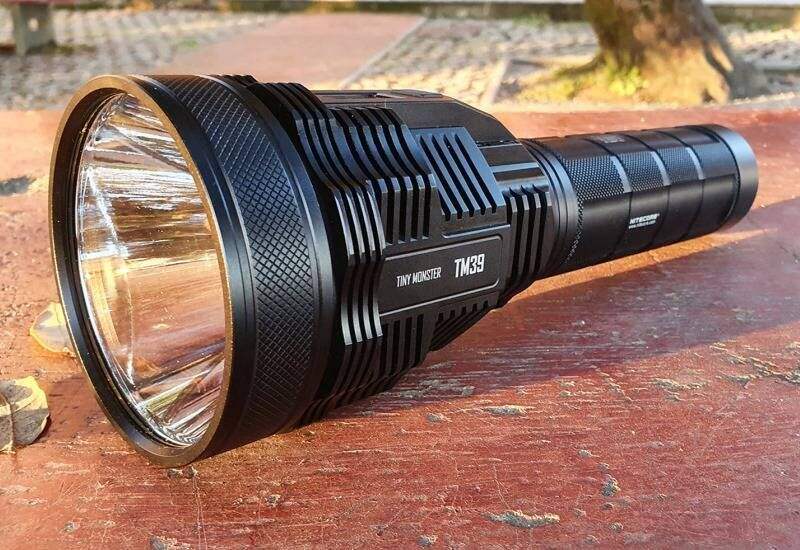 Мощный аккумуляторный фонарь Nitecore TM39: 5200 люмен, 7 режимов работы и встроенная зарядка